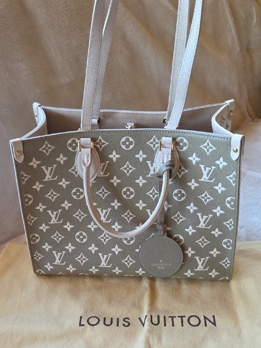 Louis Vuitton Grey and White Monogram Onthego MM Tote Empreinte - Picture 10 of 10